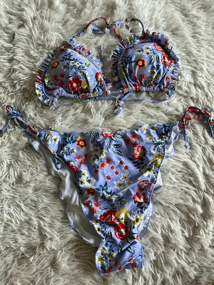 Bikkini lila celeste con flores fruncido