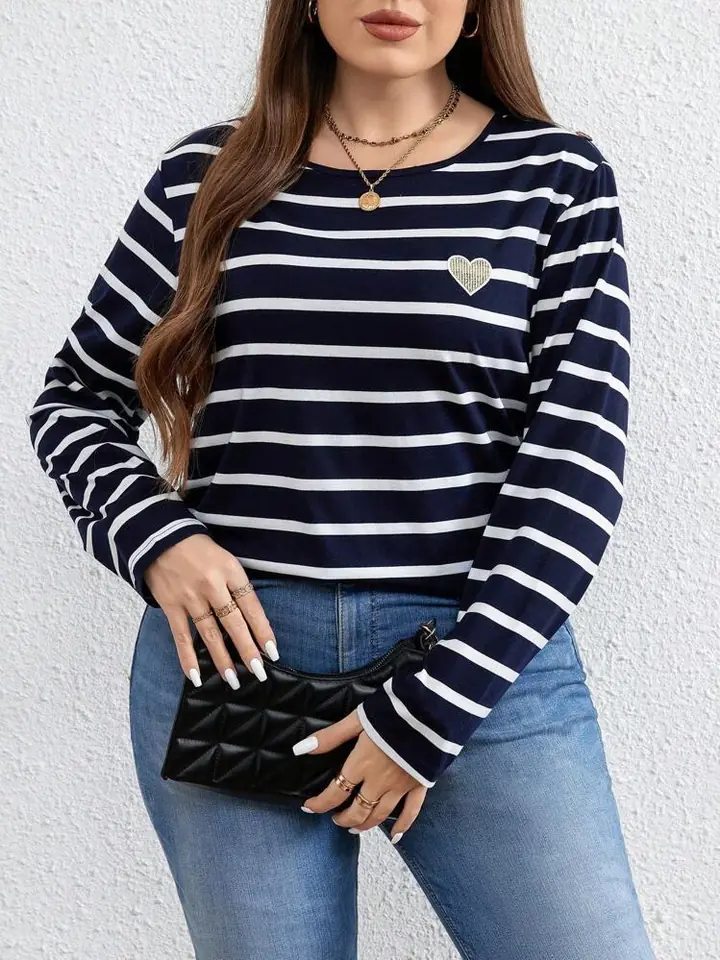 Remera azul rayada con corazón