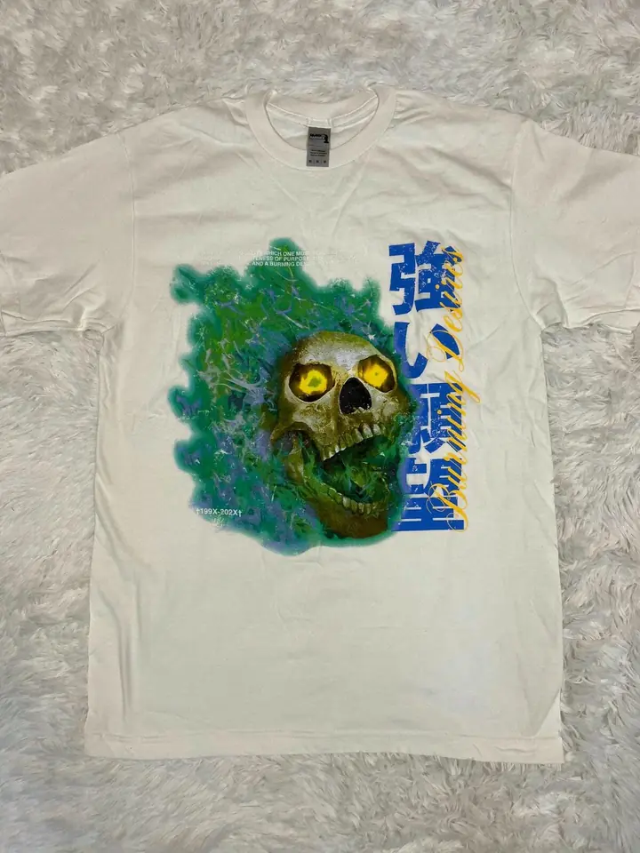 Remera blanca con calavera