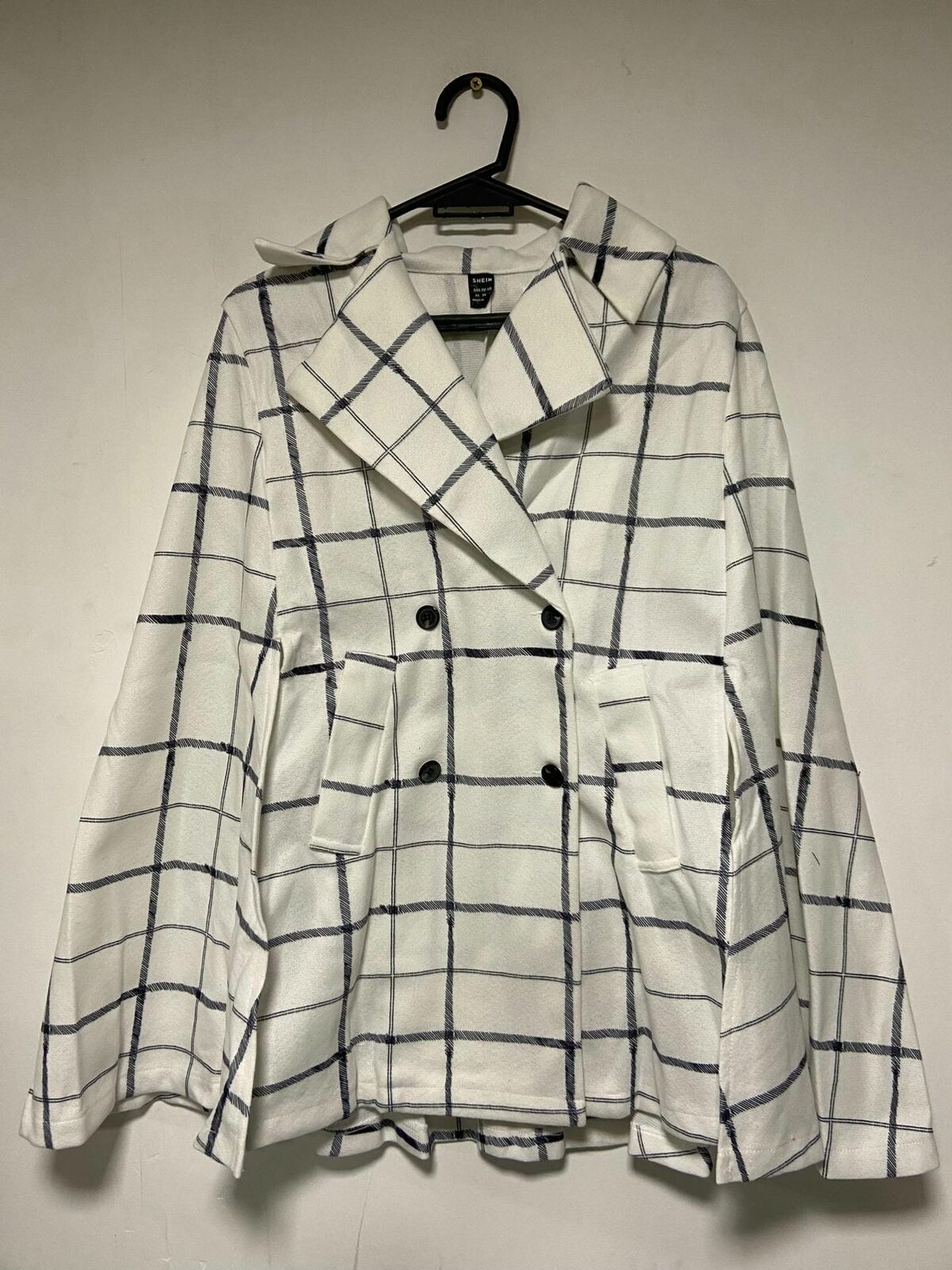 Poncho blanco cuadros negros