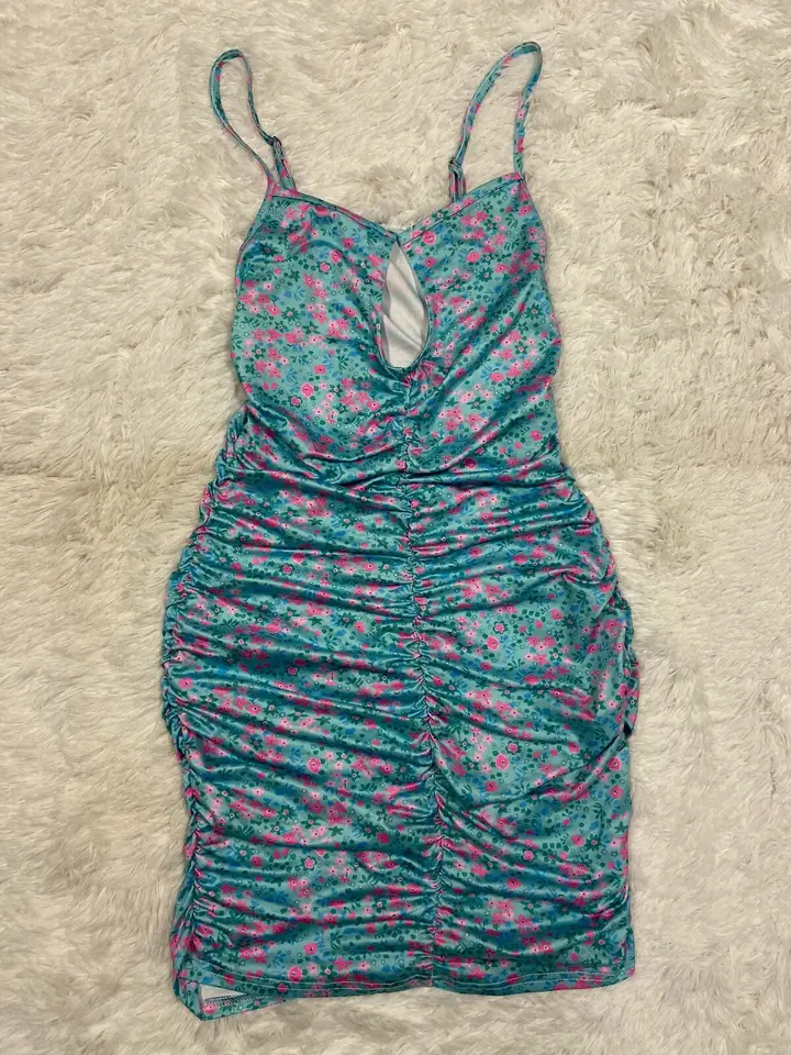 Vestido celeste con flores rosas fruncido