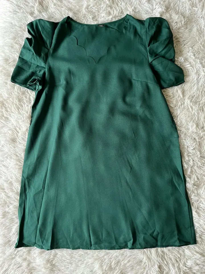 Vestido verde manga farol escote con ondas