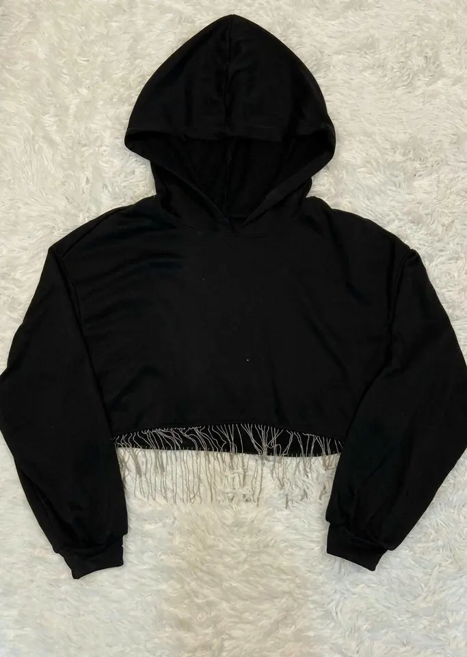Canguro negro crop top con detalles colgando
