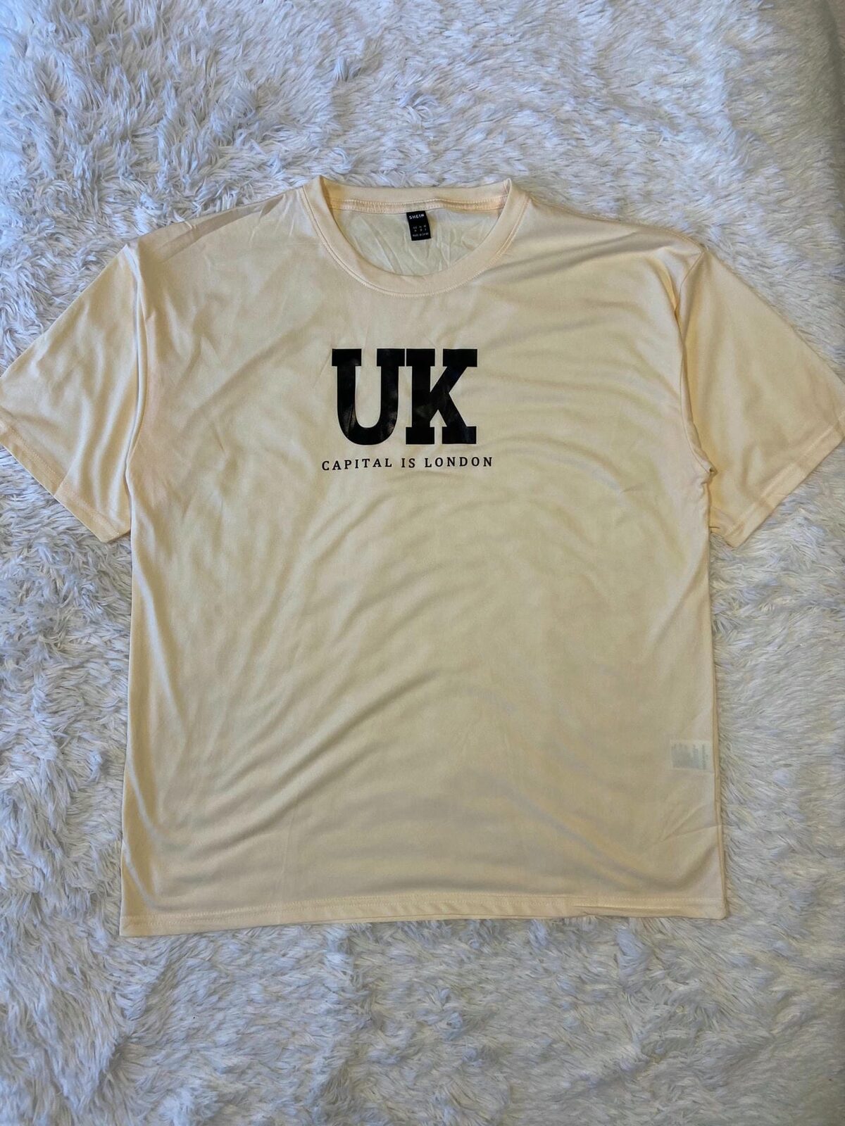 Remera beige estampado UK