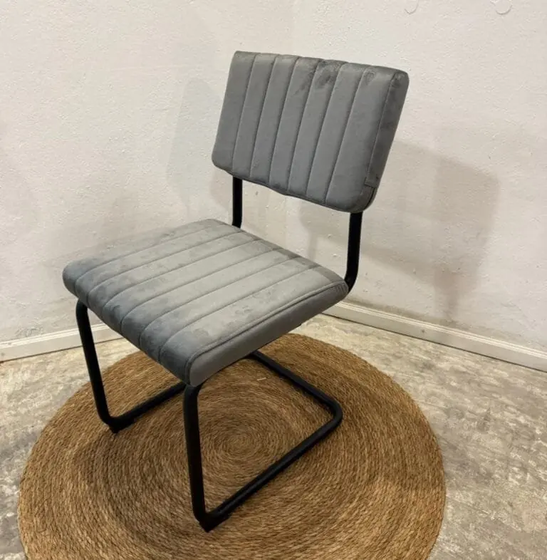 Silla cesca base negra tapizada gris