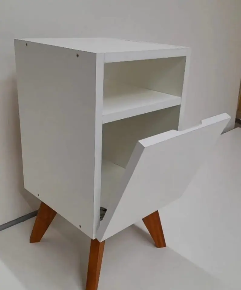 mesa de luz con puerta
