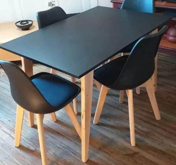 Mesa nórdica  negra 120x80 + 4 sillas tulip