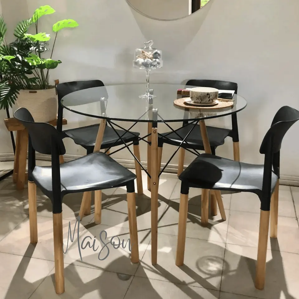 Mesa eames de vidrio 100 cm + 4 sillas milan