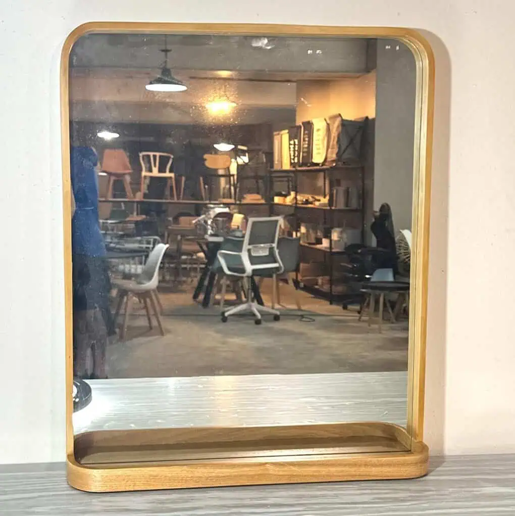 Espejo con estante de madera