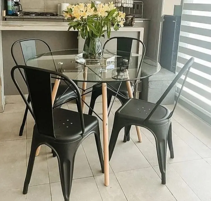 Mesa eames de vidrio  100 y sillas tolix