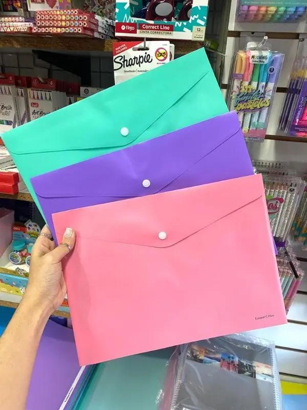 Sobre Plástico cierre c/ Botón "PASTEL " tamaño A4 (mediano)