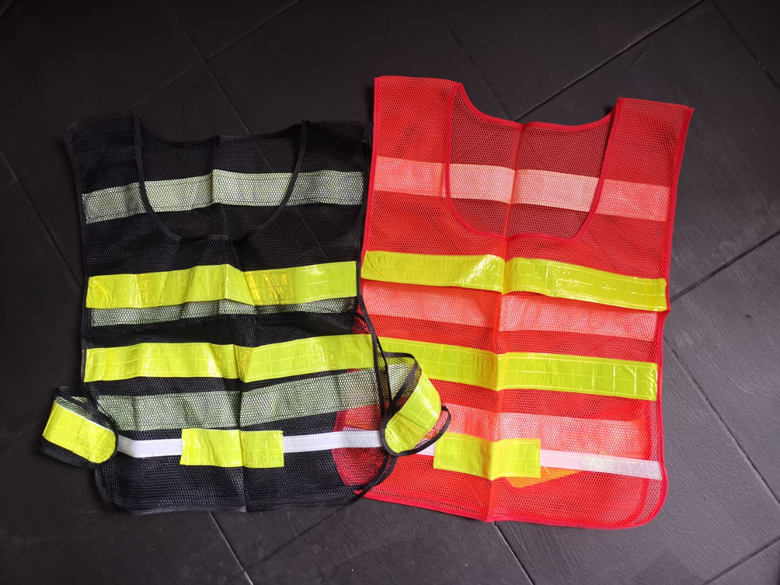 CHALECO DE MALLA CON ABROJO NEGRO / NARANJA CON ABROJO (U170)
