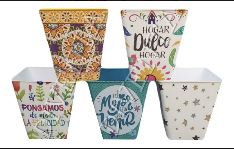 Macetas decoradas cuadradas